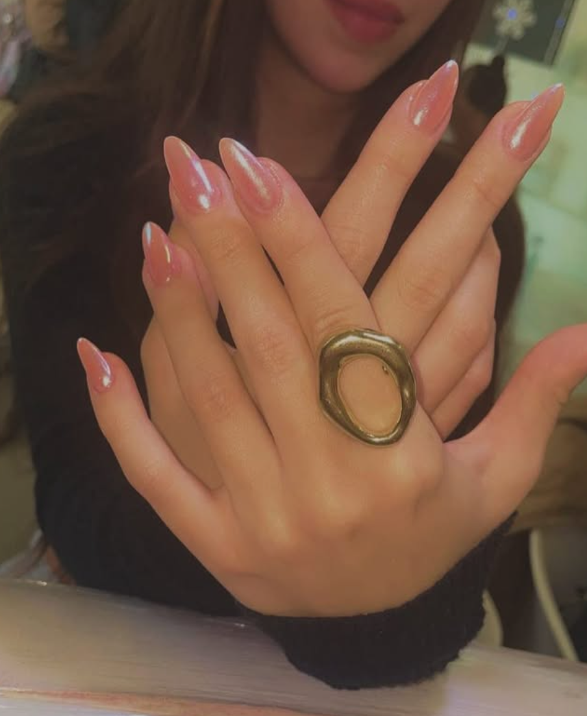 Uñas decoradas con brillo dorado